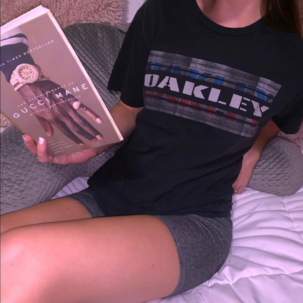 Oakley tee
Size M $9 + shipping  #kbbyvintage